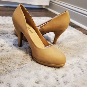 🆕️ City Classified Faux Leather Tan Pumps
